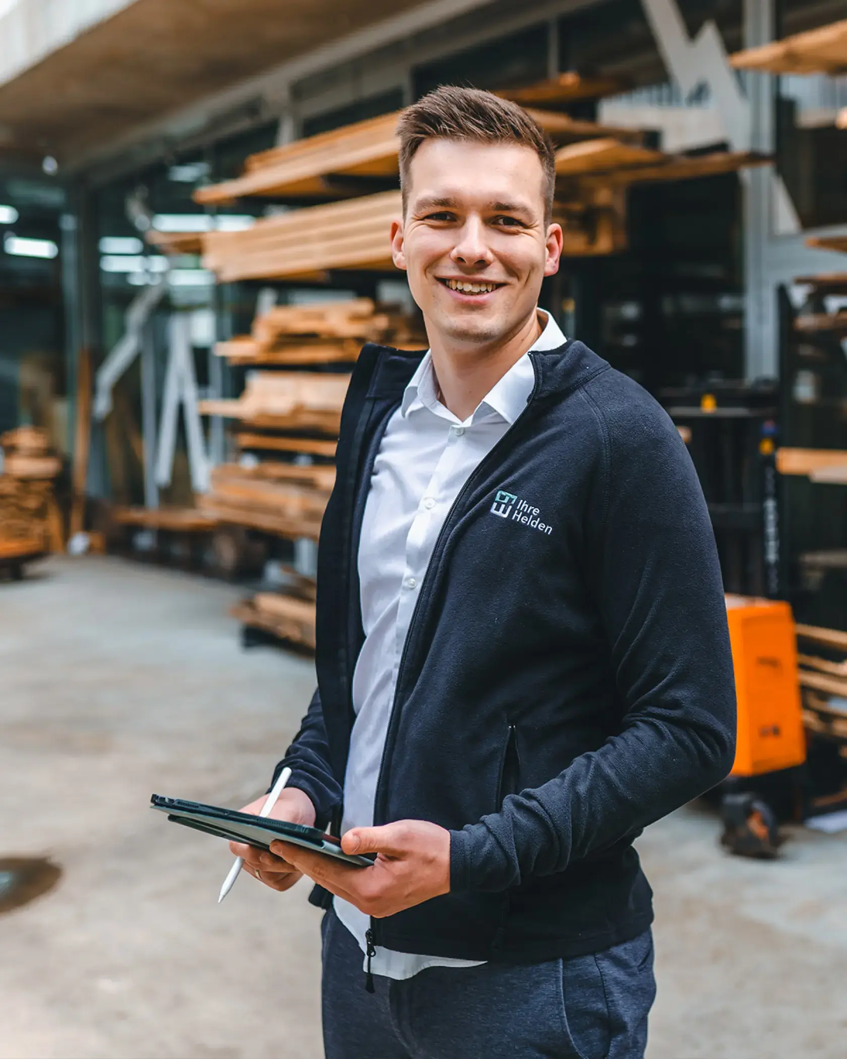 Business-Porträt in Produktionsumgebung – authentisches Branding-Video für Unternehmenskommunikation.