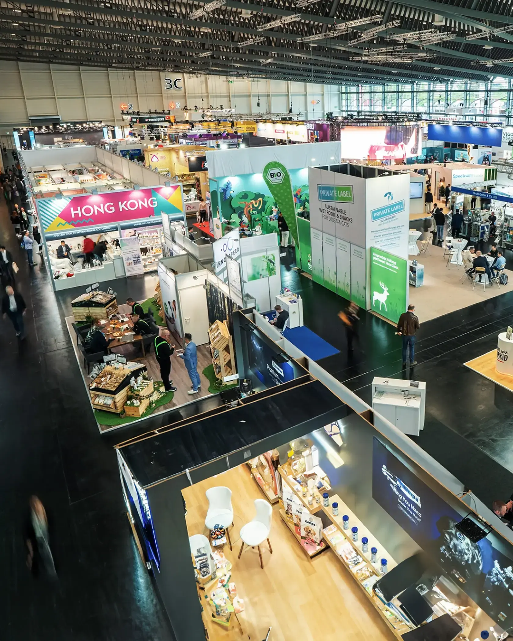Blick auf internationale Messe mit zahlreichen Ständen – Eventvideoproduktion zur Veranstaltungsdokumentation.