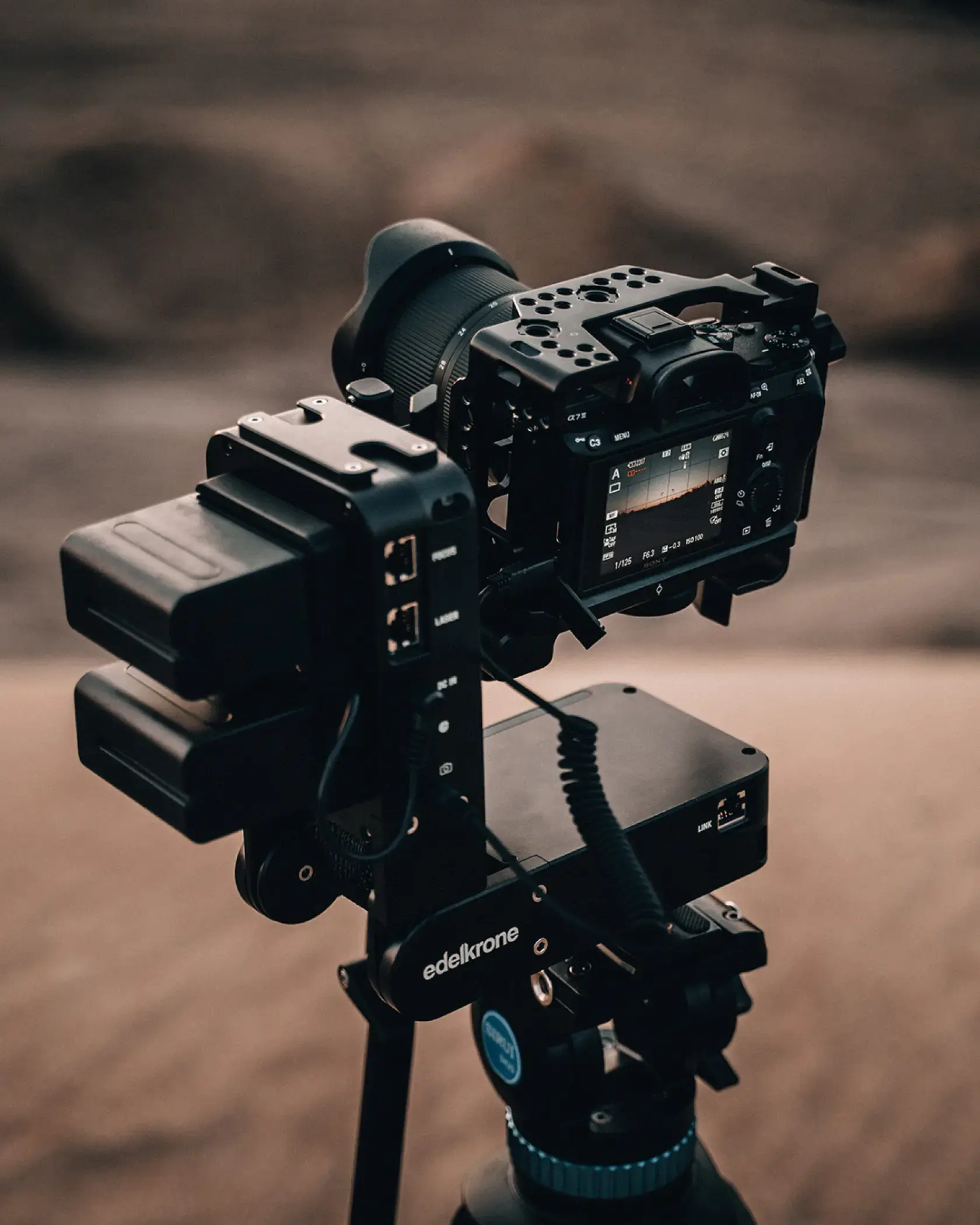Professionelle Filmkamera auf Stativ in Außenlocation – High-End-Fotoproduktion für Werbe- oder Imagezwecke.