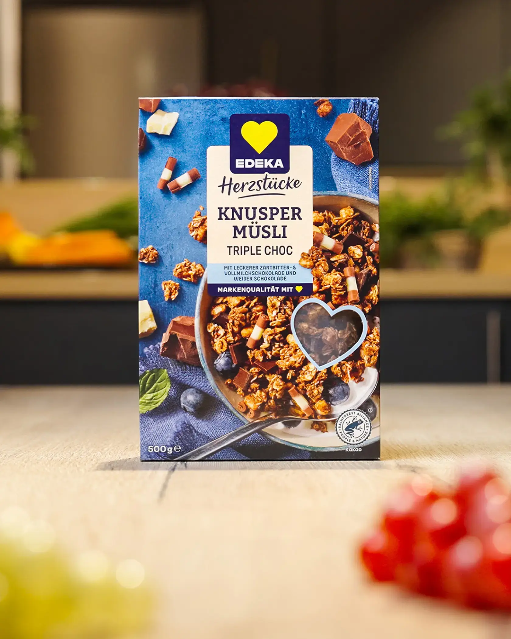 Produktaufnahme von EDEKA-Müsli für Social Media Content – aufmerksamkeitsstarkes Foodstyling mit Markenfokus.