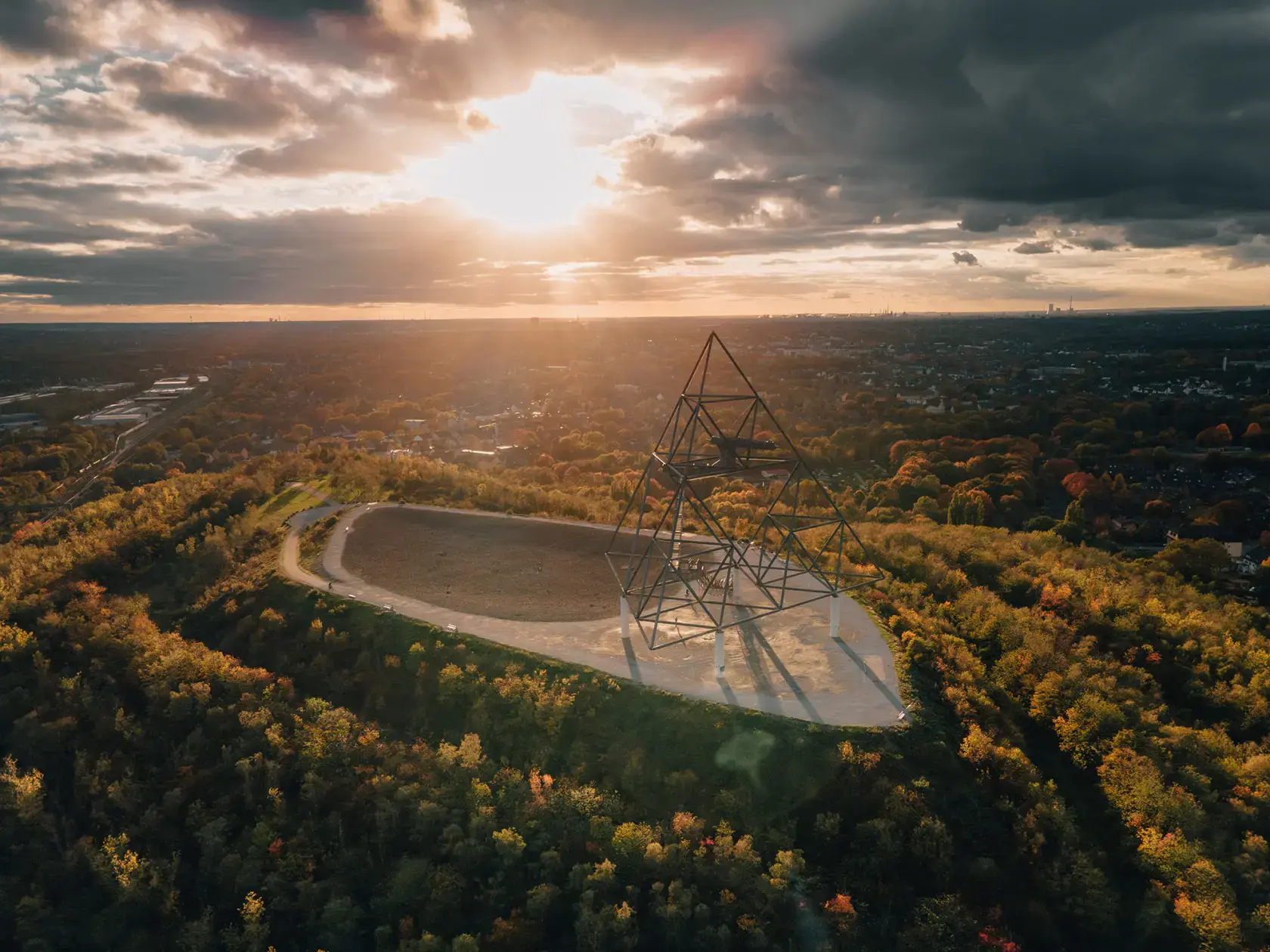 Luftaufnahme einer Region im golden hour Licht für Tourismusvideo