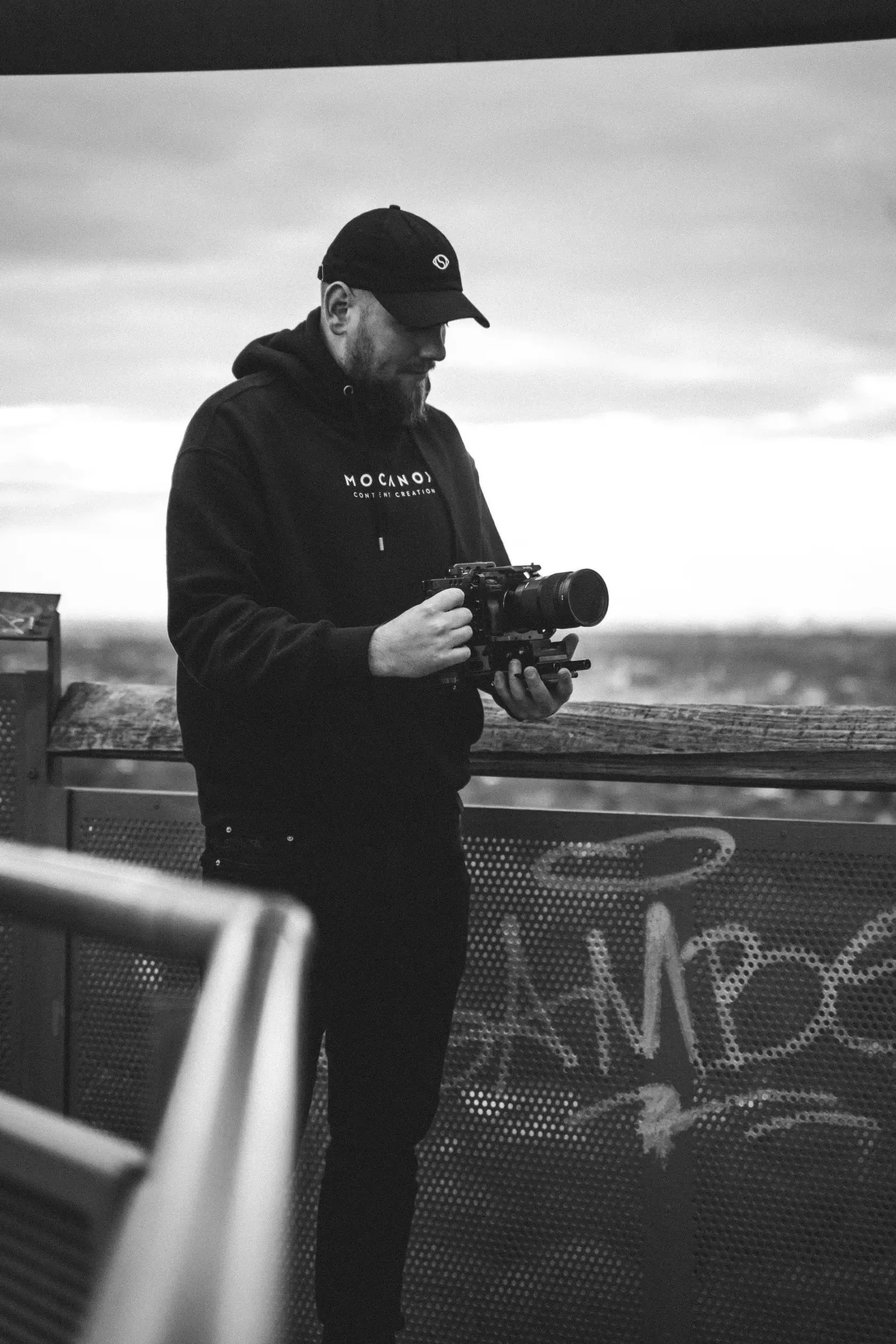 Fotograf von MOCANOX bei der Content Erstellung auf einer Tourismus Produktion