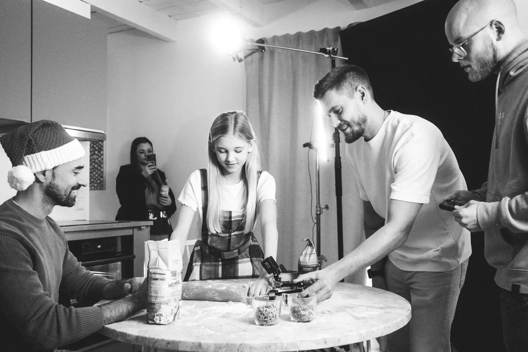 Filmcrew im Studio bei Setaufbau und Kamera‑Feinabstimmung – indoor Produktion