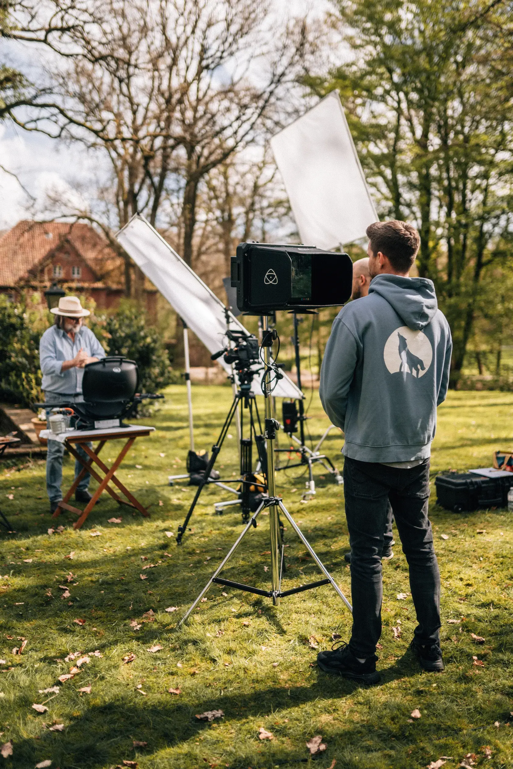 Dreharbeiten im Grünen mit professionellem Kamera- und Lichtequipment – MOCANOX beim Set-Aufbau