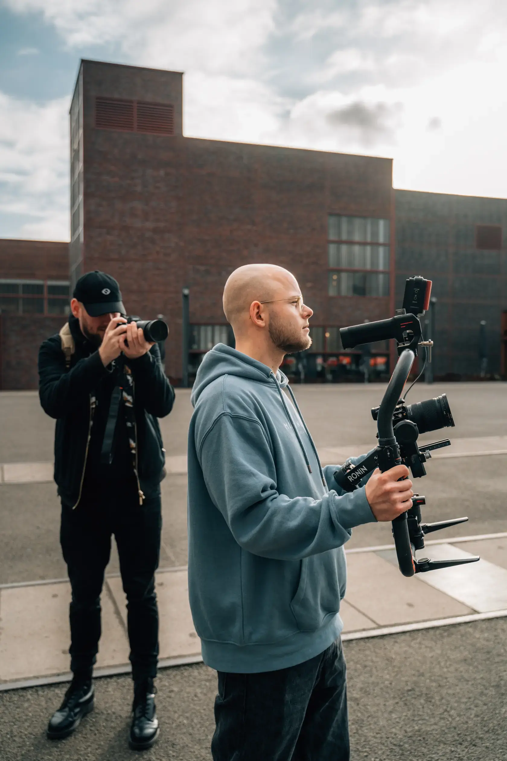 Filmemacher von MOCANOX bei Dreharbeiten mit professioneller Kameraausrüstung auf urbanem Gelände