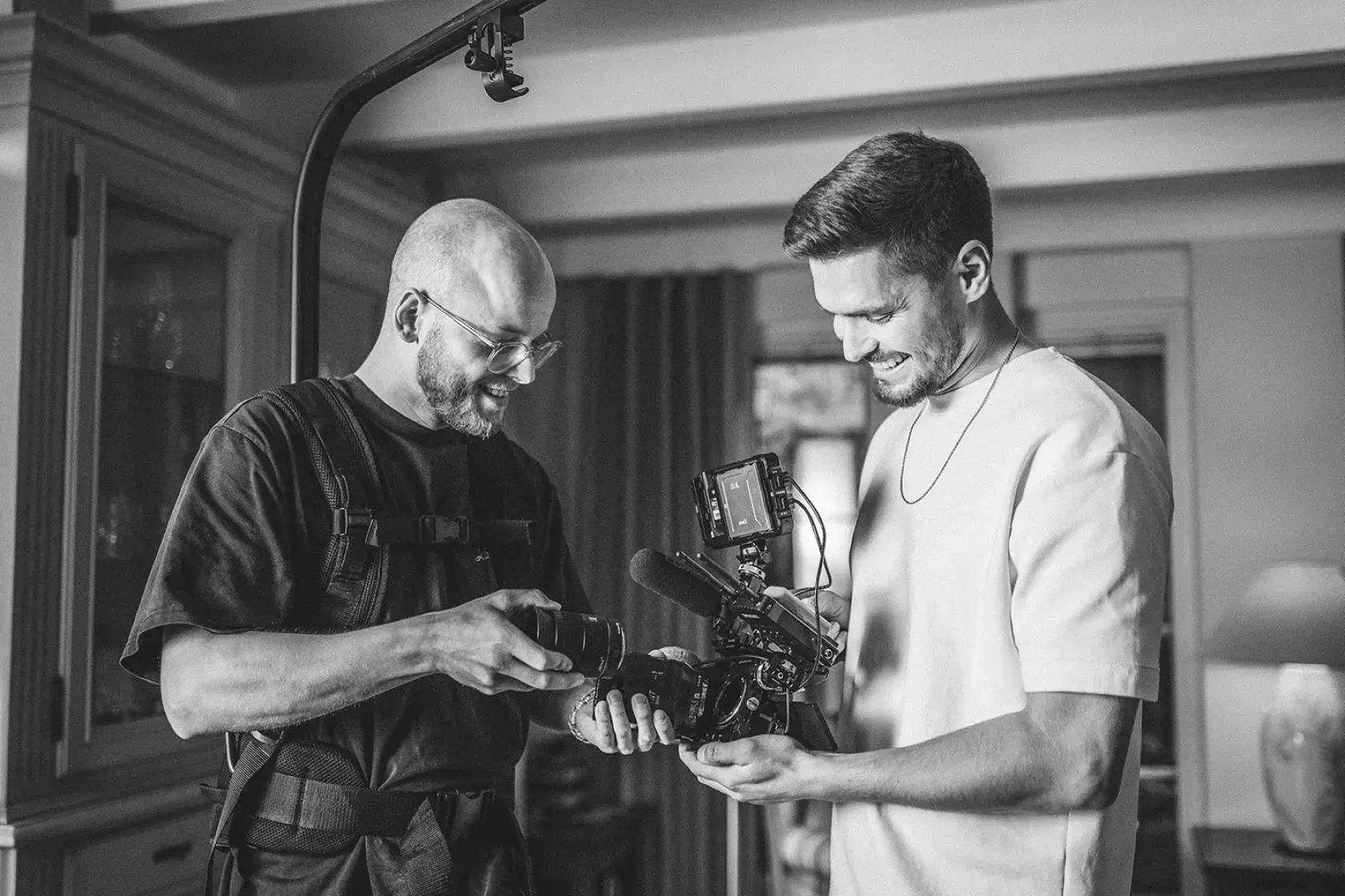 Max und Levin von MOCANOX prüfen gemeinsam eine Filmkamera bei einem Videoprojekt