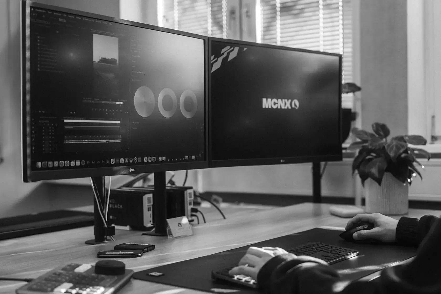 Zwei Bildschirme mit Farbkorrektur in der Postproduktion – Videoschnitt und Feinschliff bei MOCANOX Filmproduktion Kiel