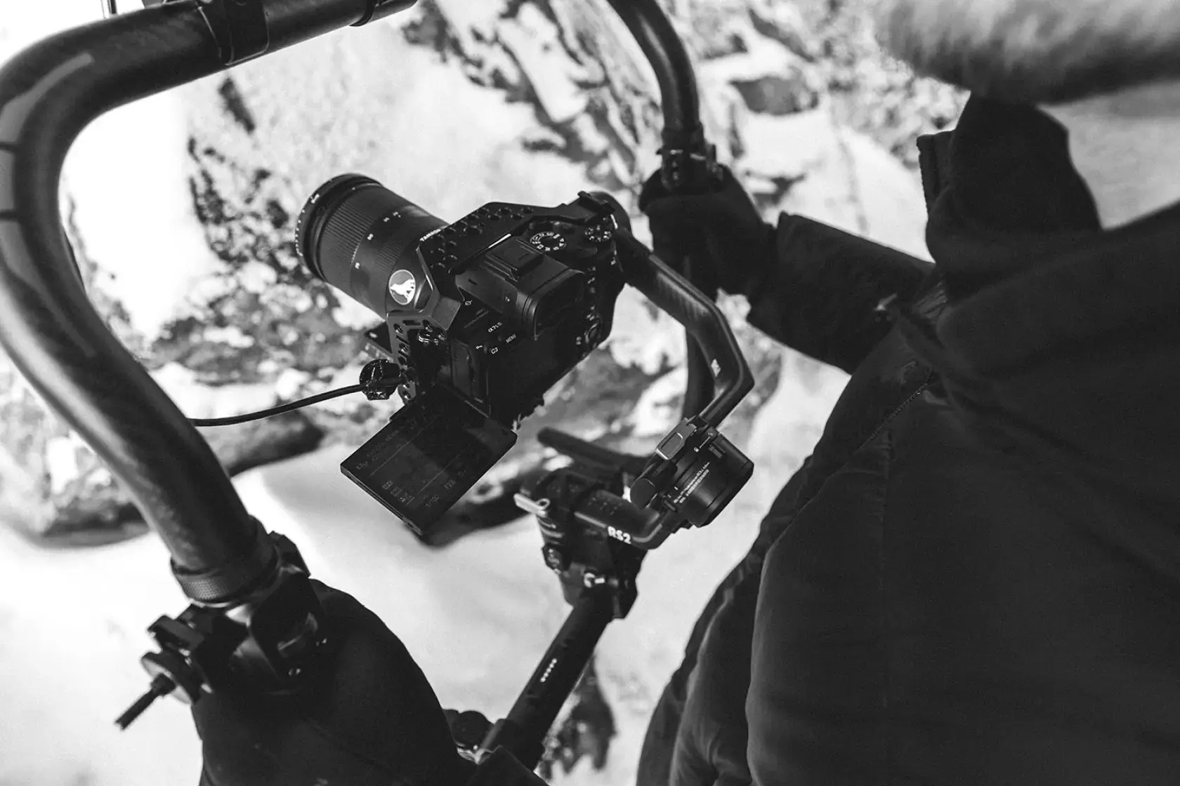 Kameramann filmt mit Gimbal im Außeneinsatz – kreative Filmproduktion von MOCANOX mit Fokus auf Bewegtbild