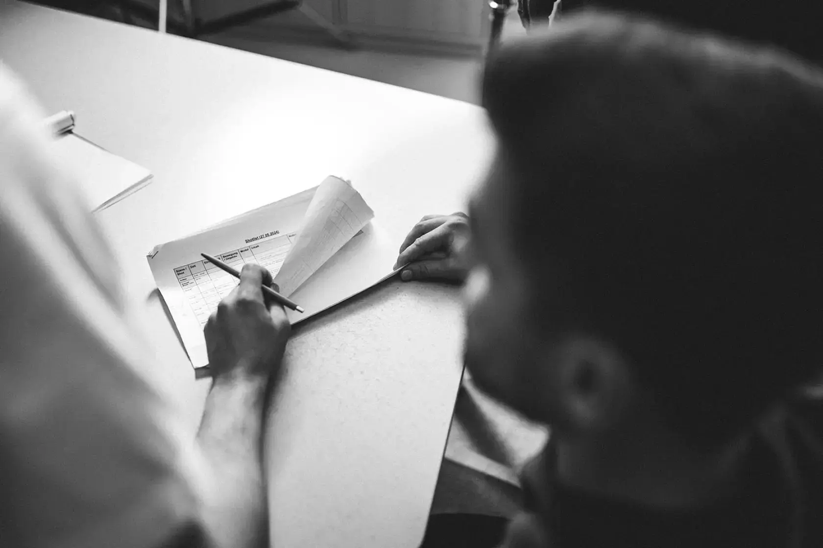 Kreative Beratung mit Kundin im Büro – Imagefilm-Produktion bei MOCANOX mit Konzept und Markenstorytelling
