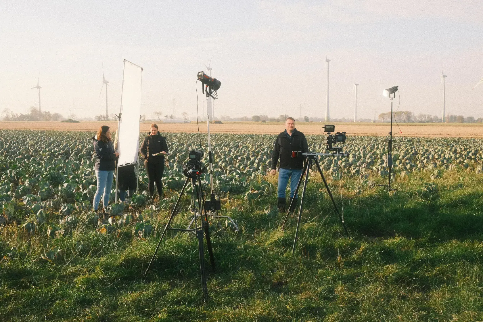 MOCNAOX bei einer Videoproduktion auf einem Feld in Bremen