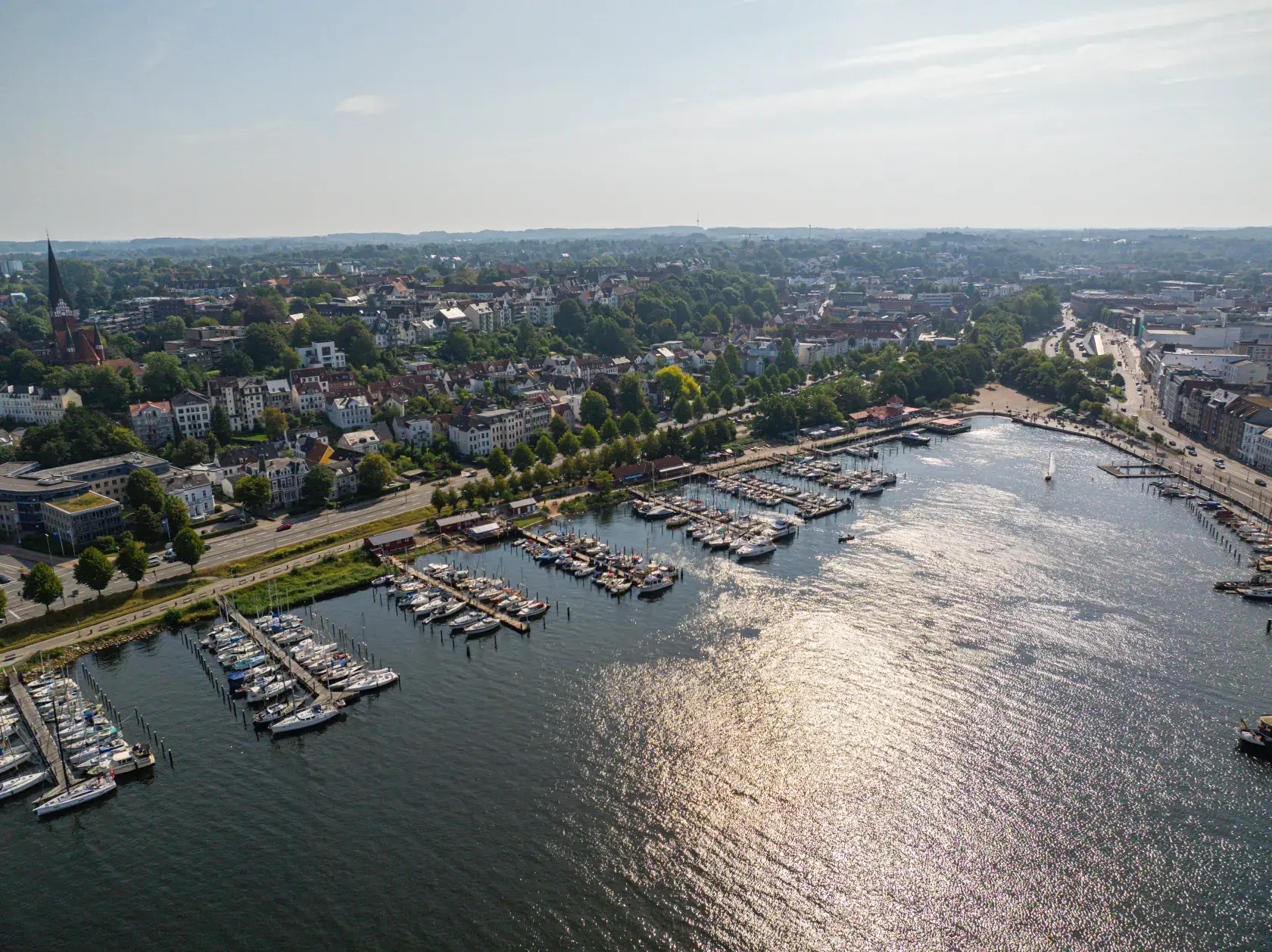 Drohnenfoto von Flensburg bei Abendstimmung. MOCANOX Filmproduktion