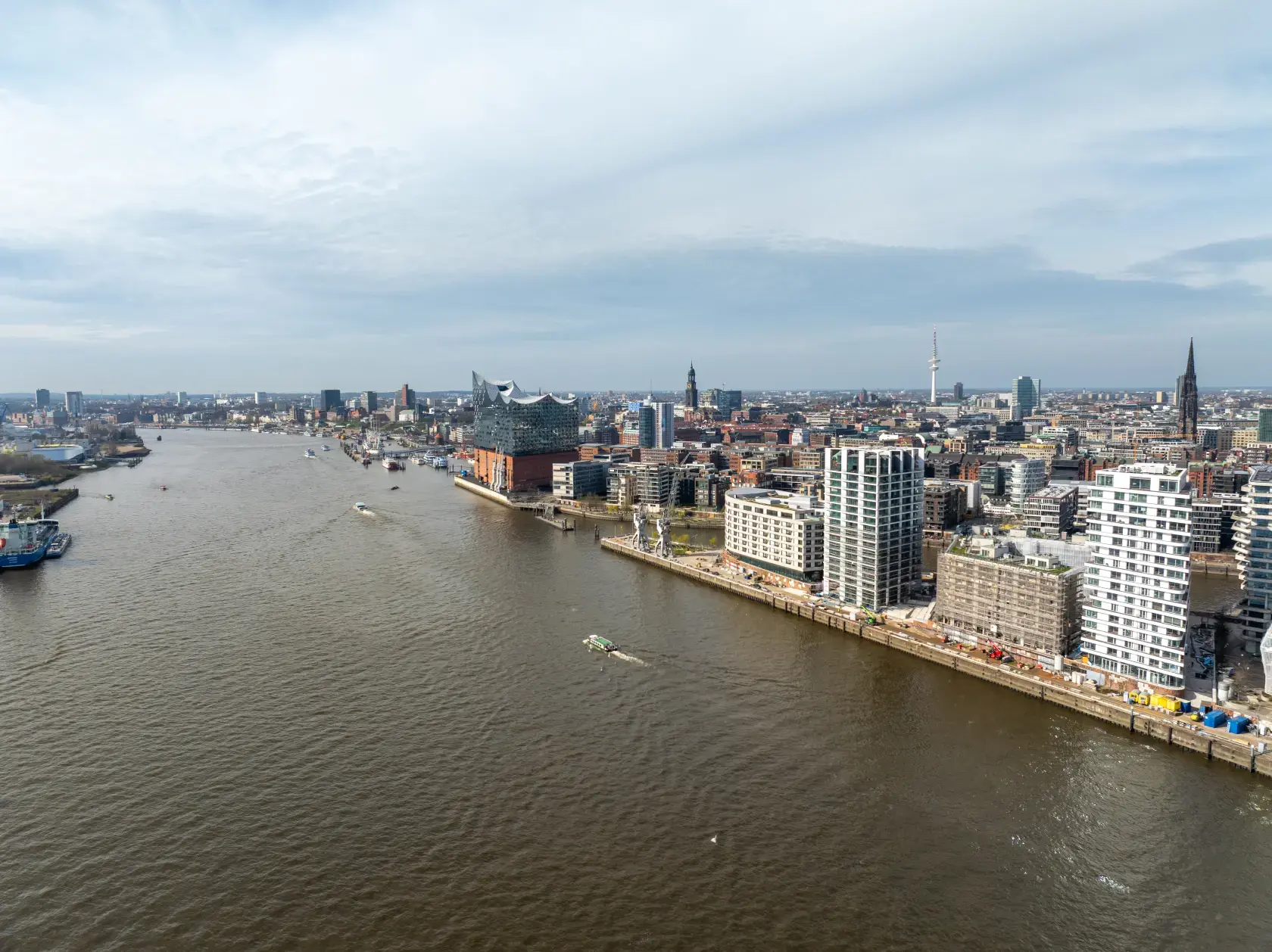 Drohnenaufnahme der Elbe und der Stadt Hamburg im Hintergrund