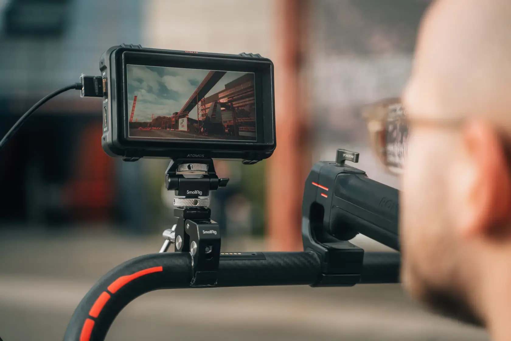 Professionelles Kameraequipment bei Imagefilm-Produktion outdoor