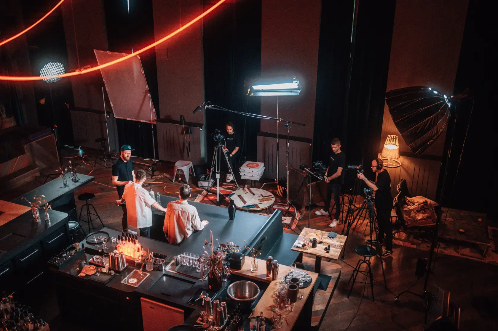 Filmcrew bei Imagefilm-Dreh mit Licht-Setup und Storyboard