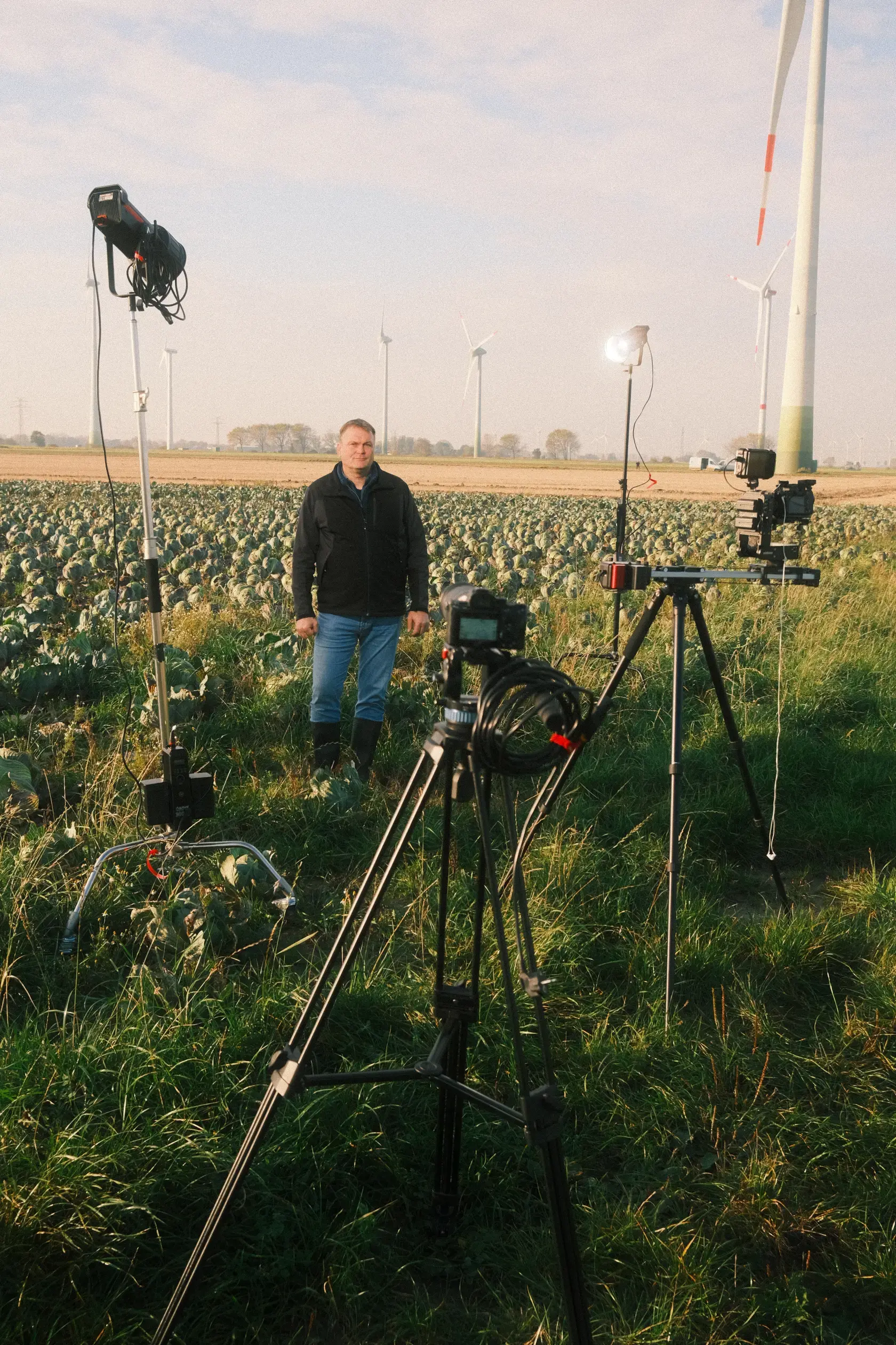Interviewdreh für Unternehmensvideo vor Windrädern in Schleswig Holstein