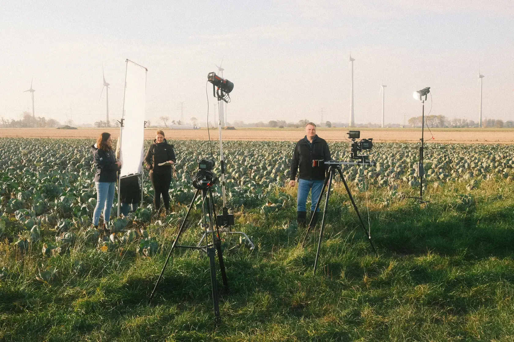 MOCANOX Filmproduktion bei einem Videodreh auf Feldern in Schleswig Holstein