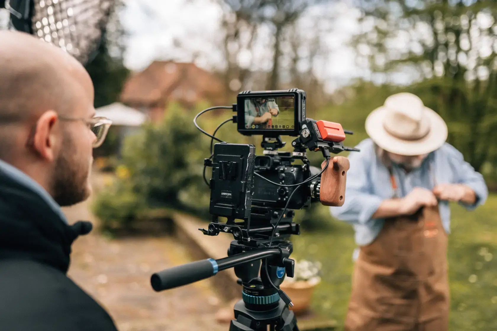 Kamera-Setup beim Videodreh in natürlicher Umgebung – professionelle Produktion für Imagefilm oder Werbevideo