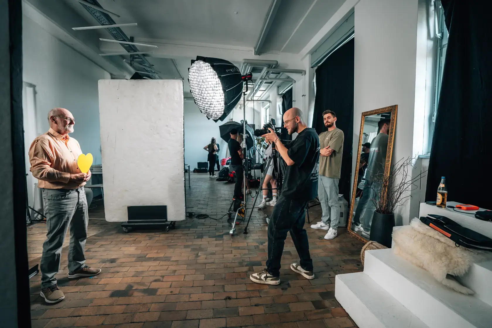 Videoproduktion im Studio mit Lichttechnik – MOCANOX Team bei professionellem Videodreh