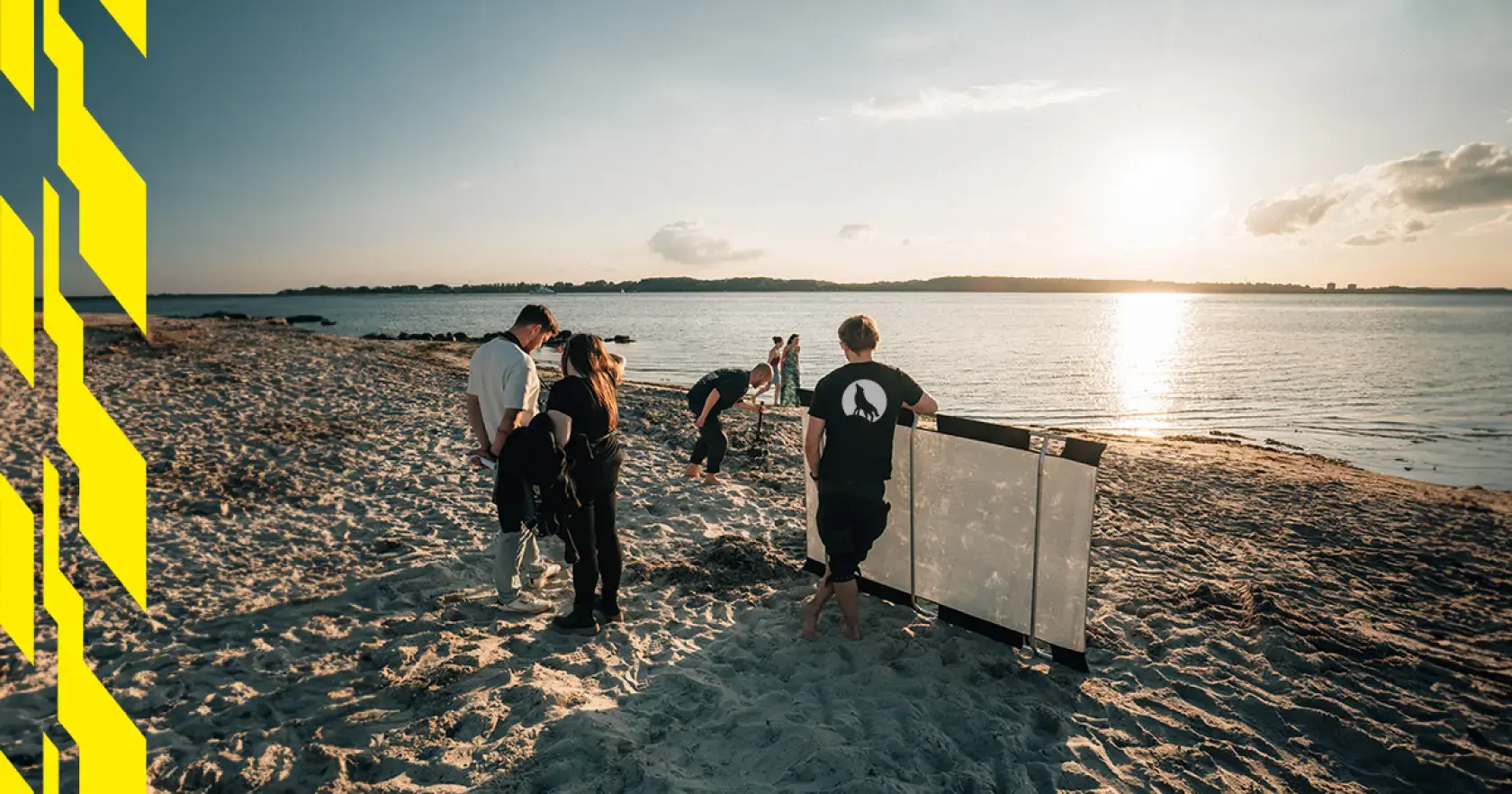 MOCANOX Videoproduktion beim Filmdreh am Strand. Die Sonne steht tief und scheint auf die Ostsee.